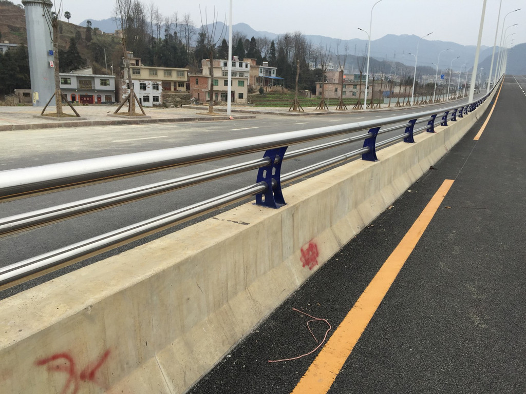 不銹鋼復(fù)合管護(hù)欄